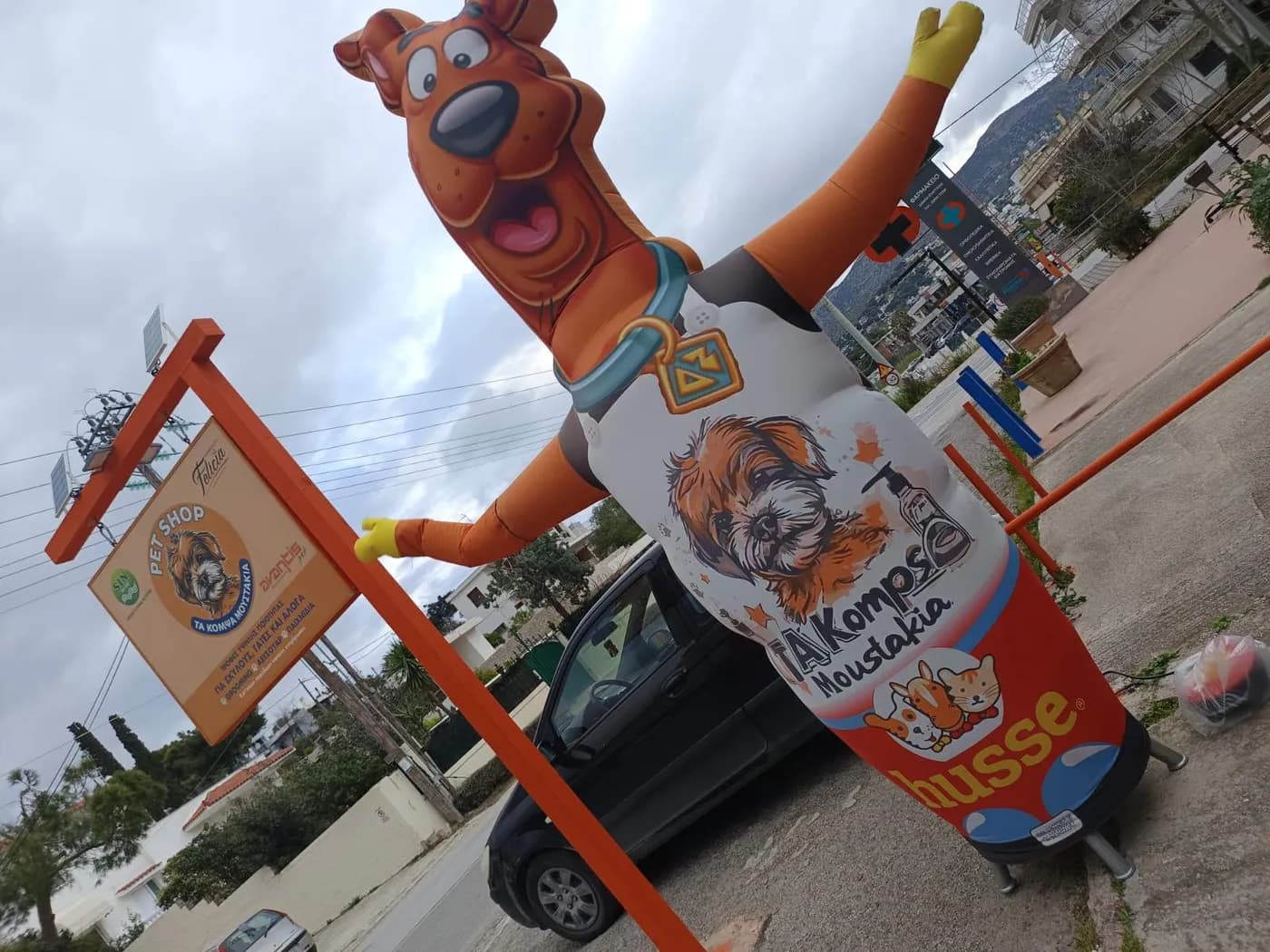 The inflatable dog welcoming customers outside the shop